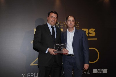 Luis Antonio Ruiz recoge el galardón al Jaguar XE entregado por Miguel García Puente.JPG