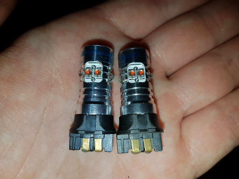 IMG-20170629-WA0034.jpg (173.77 KiB) Visto 36579 veces Foto 1. Bombillas PWY24W