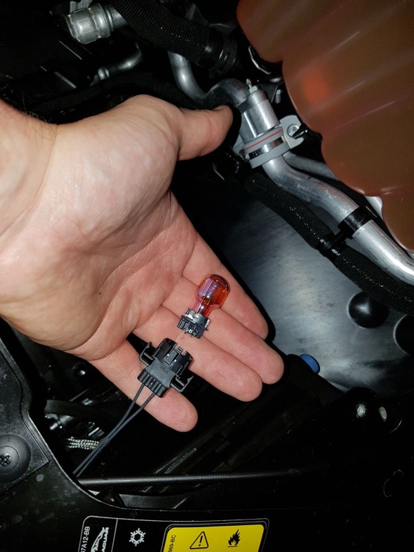 IMG-20170629-WA0060.jpg (193.32 KiB) Visto 36576 veces Foto 8. Sustitución bombilla por led.